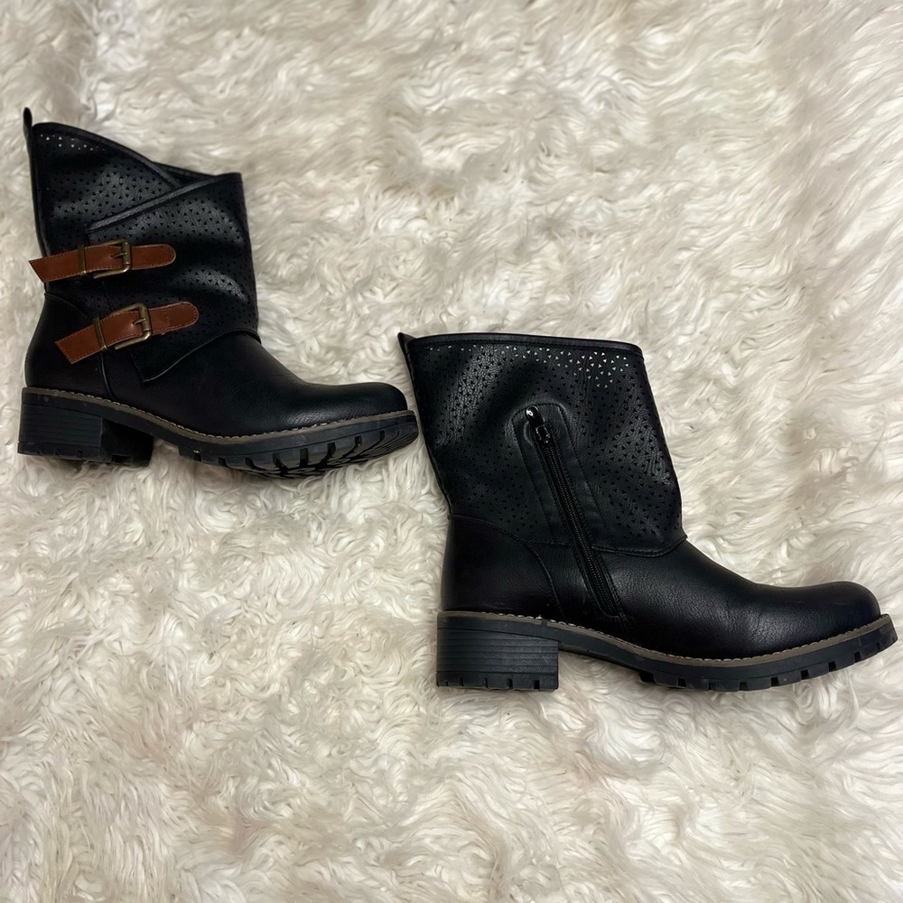 No Name Women’s Black Faux Leather Boots With Cutout. Size 11 - Picture 3 of 6
